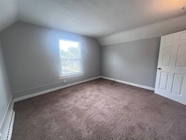 Building Photo - Two Bedroom Home - NE Side of Grand Rapids!