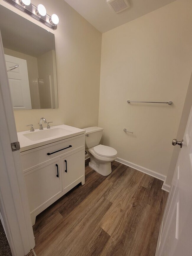 Building Photo - Cozy Convenient Condo