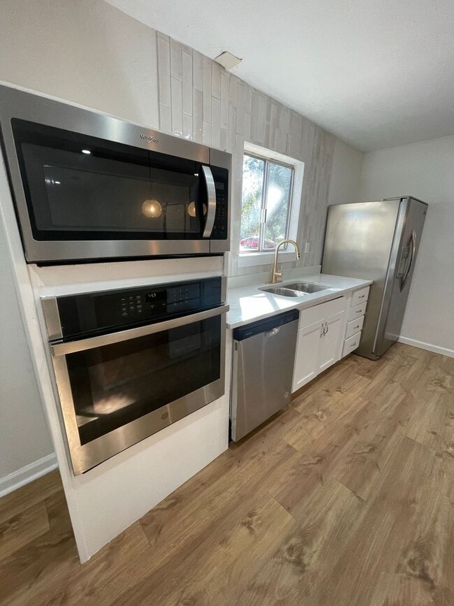 Building Photo - Completely renovated 2/1 on Golf Course!