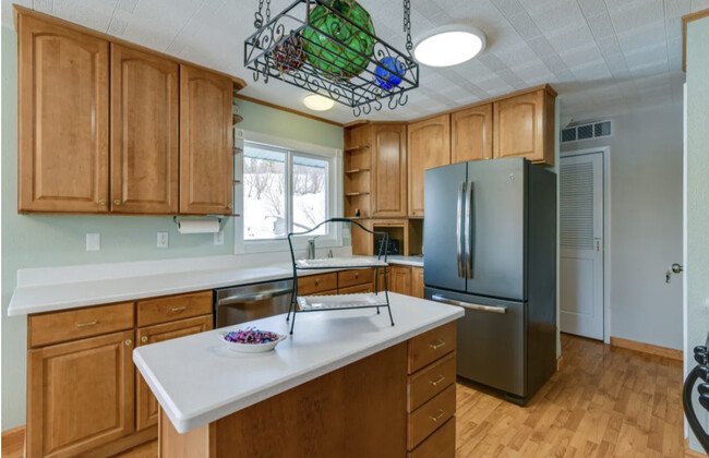 Fully equipped kitchen - 7246 Old Hillside Way