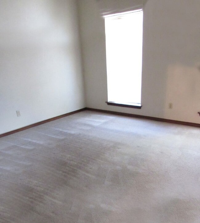 Building Photo - 207 E Hogan Dr