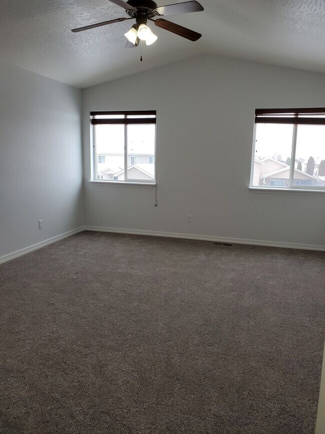 Building Photo - Beautiful 4 bedroom 3 bath home in the Landings!