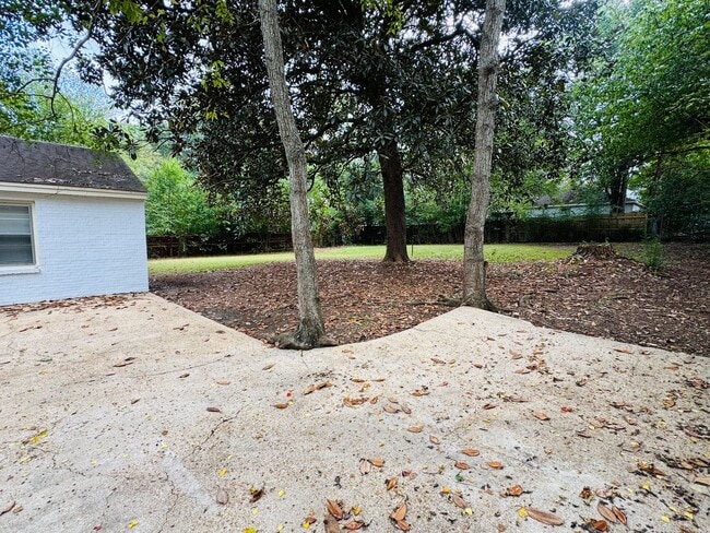 Building Photo - Spacious 3 Bedroom / 2 Bath Home – Designe...