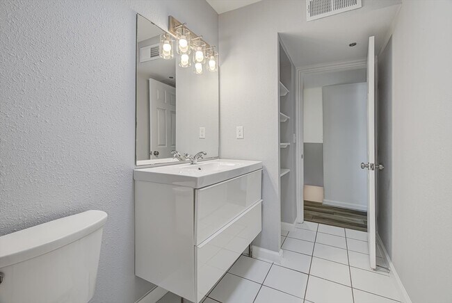 Building Photo - 424 15th St