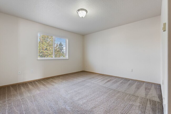 Building Photo - Spacious 4-Bedroom Home in SE Portland
