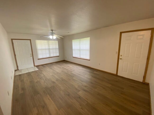 Building Photo - Adorable Duplex with Country Like Setting!