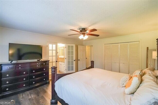 Building Photo - 701 Willow Ridge Dr NE