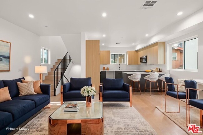 Building Photo - 913 N Hobart Blvd