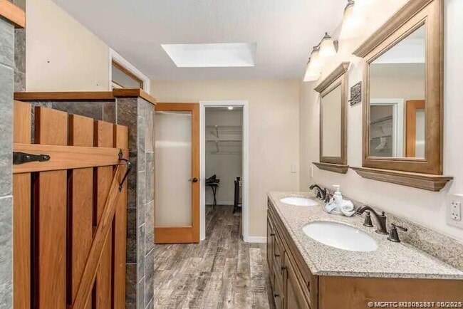 Building Photo - 2550 SE Calais St