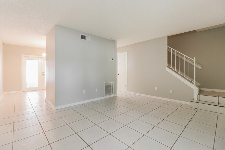 Building Photo - 7640 Woodbridge Blvd