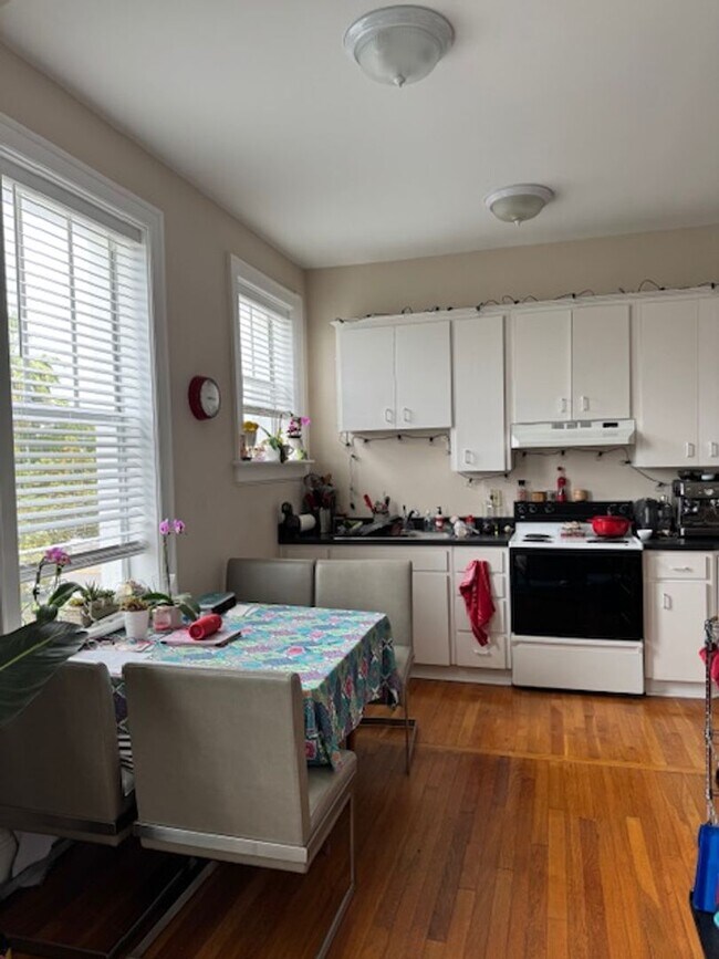 Building Photo - The Ritz