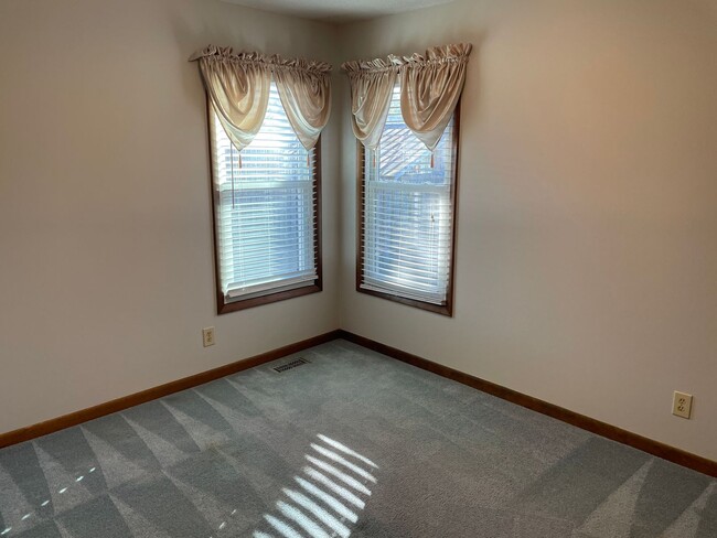 Building Photo - 3 Bedroom / 2 Bath Ranch