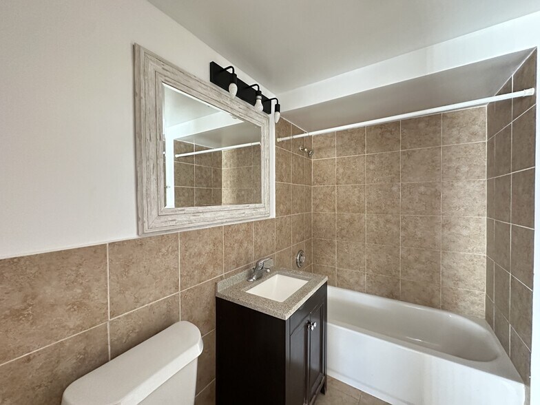 Building Photo - 1004 S River Rd