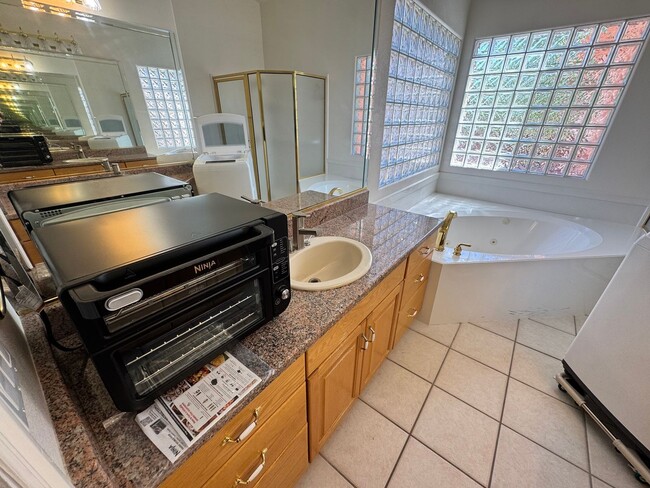 Building Photo - Remodeled, quiet Garden View 1 Bed Studio!