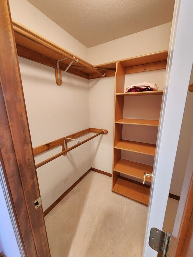 Building Photo - Executive 3+BR, 3BTH Rancher, 2car gar (with ALL utilities only $450/mo) and lawncare and snow re...