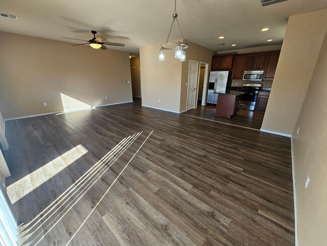 Building Photo - Large 4 bdrm/2 bath home in Desert Lakes G...