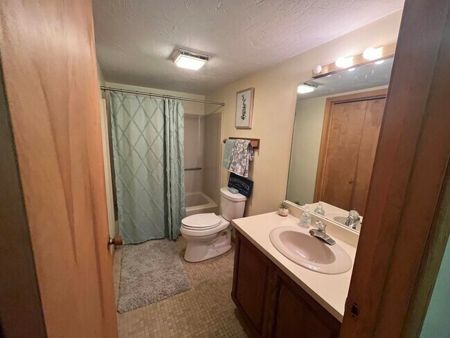 Building Photo - 35 Woodland Pines Rd