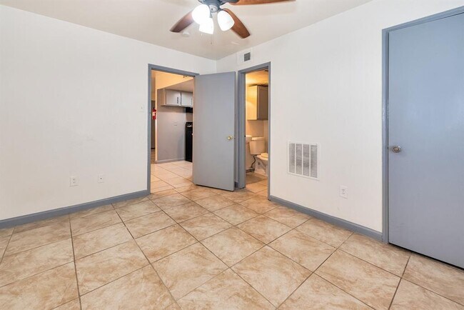 Building Photo - 1802 N Wayside Dr