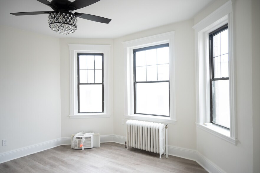 Room 1 - 374 Chestnut Hill Ave