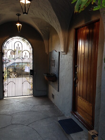 Building Photo - 635 E 9th St