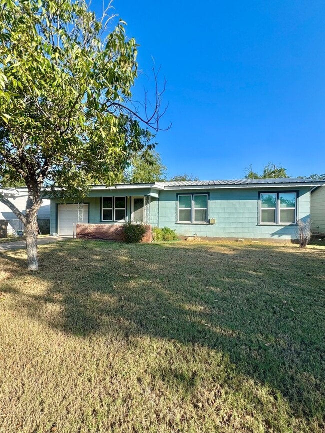 Building Photo - NOW AVAILABLE - 3 Bedroom Home!!