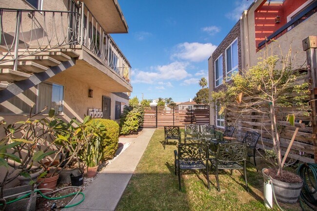 Building Photo - Blocks From the Ocean, Refreshed 1bd / 1ba in Pacific Beach!