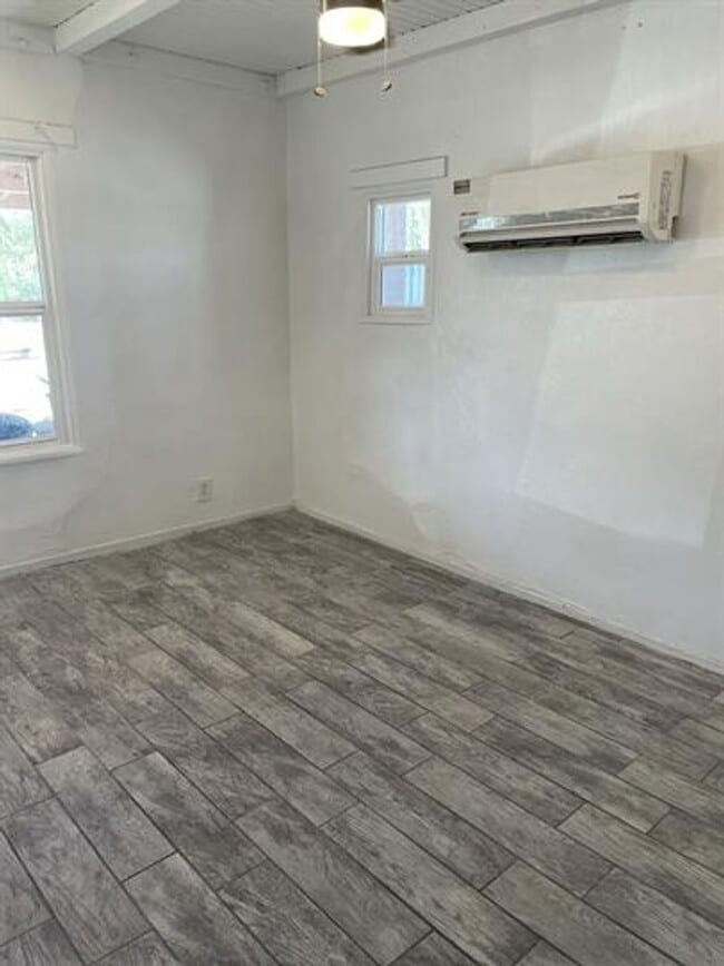 Building Photo - 3337 E Flower St