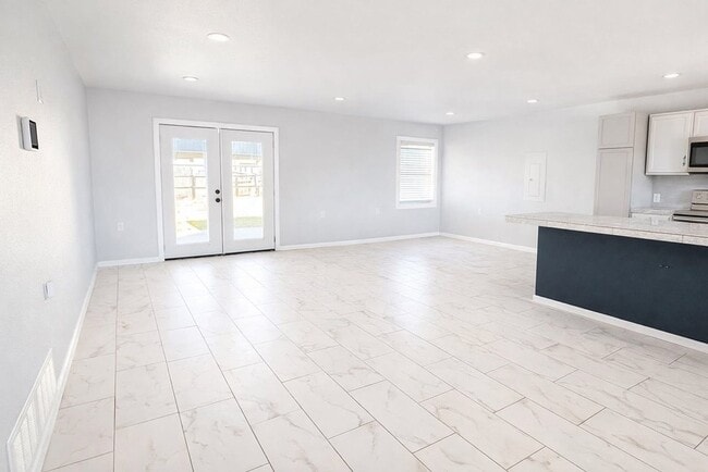 Building Photo - 2501 Crown Ave