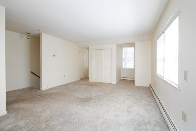 Building Photo - 10 Vanessa Ln