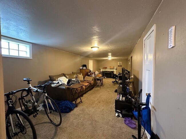 Building Photo - Fantastic 4 Bedroom 2 Bath Northside Home