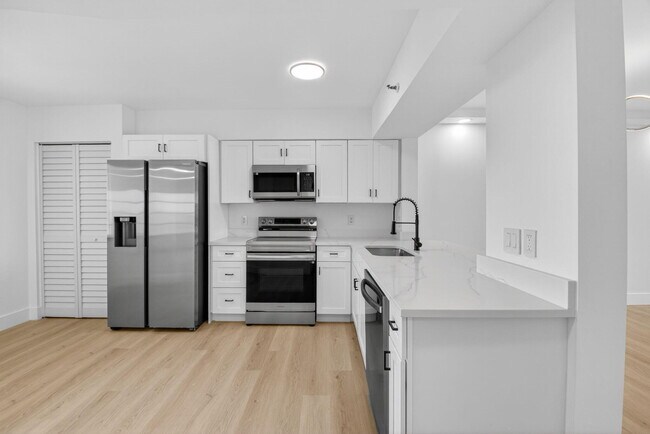 Building Photo - 14475 Strathmore Ln