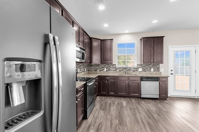 Building Photo - Convenient Location with Modern Amenities