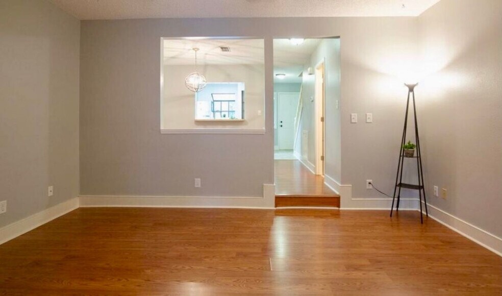 Building Photo - 1749 Beechwood Cir S