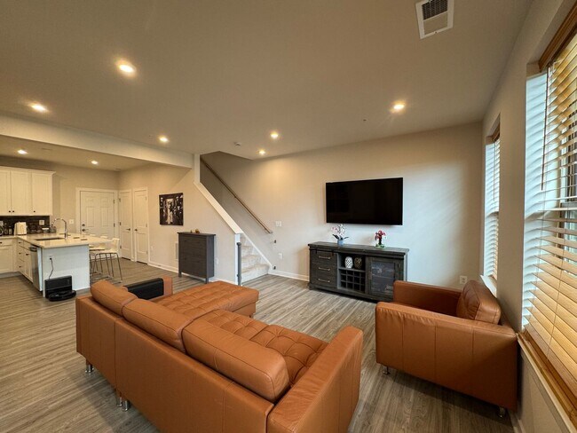Building Photo - Stunning 2 Bed 2 Bath Interior Townhome In...