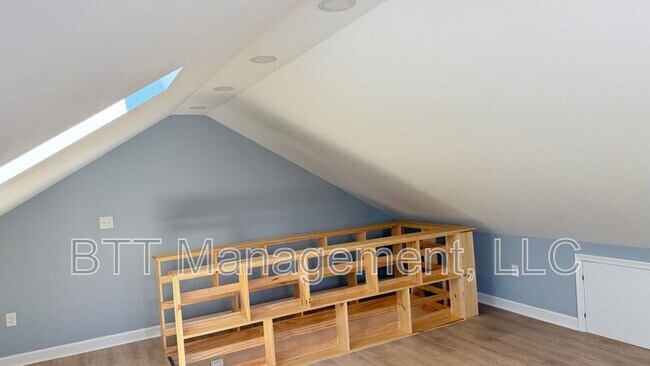 Building Photo - 8800 Plymouth St