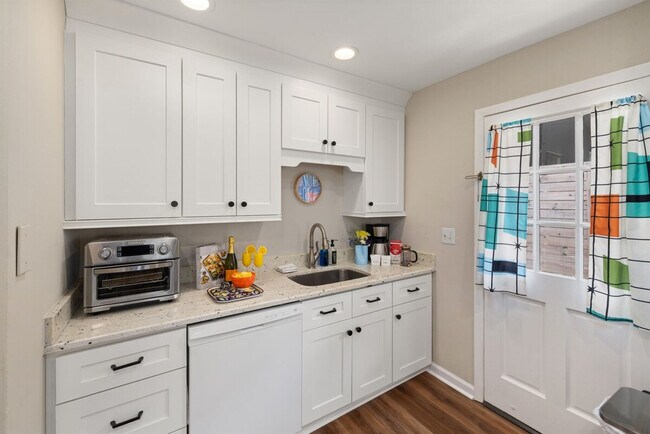 Building Photo - 500 Oak Ave