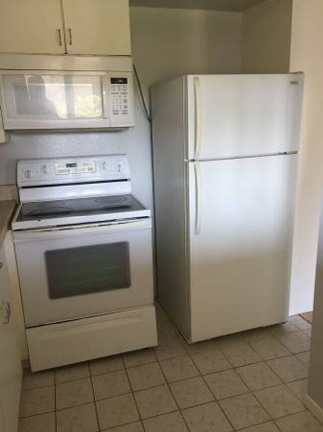 Building Photo - This is a great opportunity to rent a 2 bedroom at a competitive price in Tarzana.