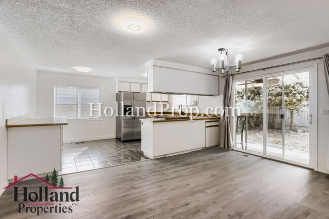 Building Photo - Single level, newly remodeled, in a great Hillsboro location