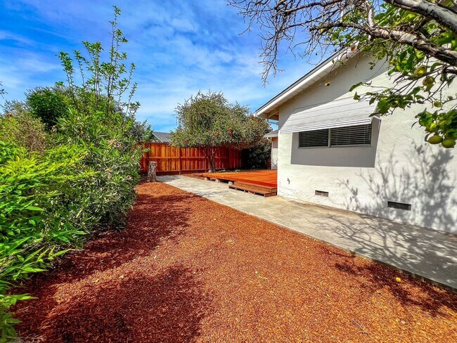 Building Photo - Updated Three Bedroom Napa Home