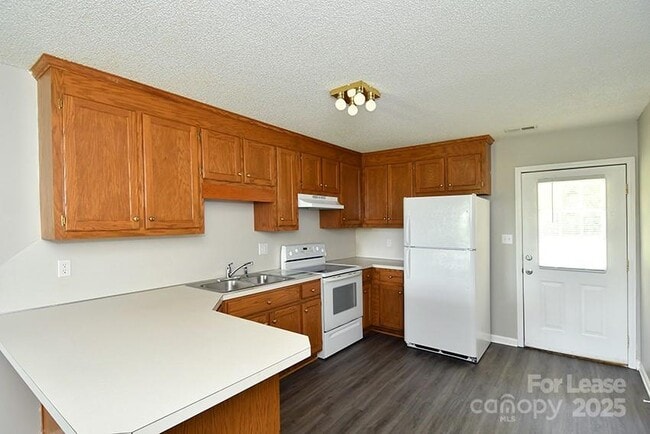 Building Photo - 150 Glen-Gar Dr