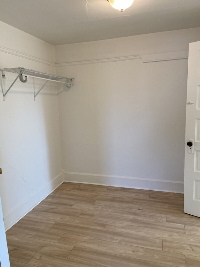 Building Photo - Spacious 3 bed 1 bath, bright & cheery apa...