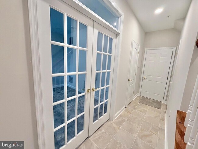 Building Photo - 300 Garden View Square