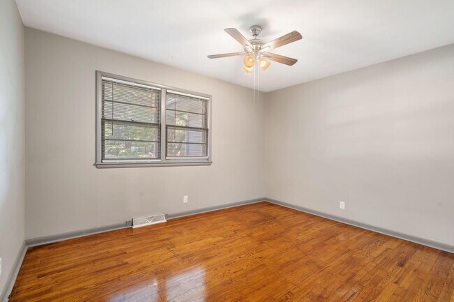 Building Photo - 938 E Lindberg St