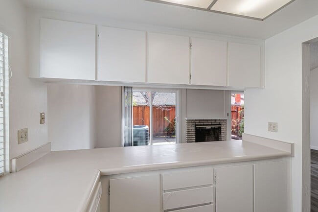 Building Photo - 2 bedroom, 2 bath townhome in the Northpoint HOA!