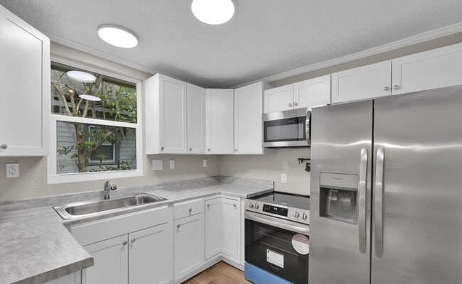 Building Photo - Charming 2-Bed, 1-Bath House