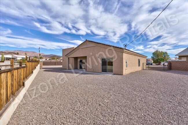 Building Photo - RV GARAGE HOME