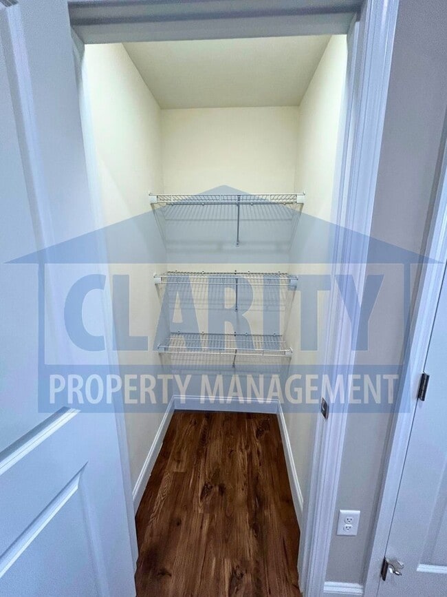 Building Photo - Modern townhome!
