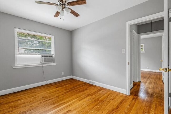 Building Photo - Adorable Duplex in the UNCG Area, Hardwood...