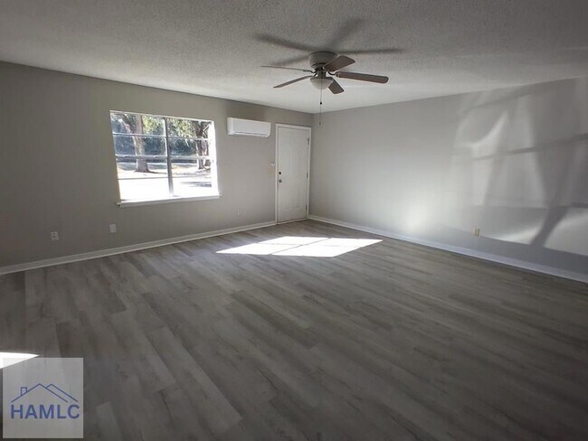 Building Photo - 7214-32 Live Oak Loop