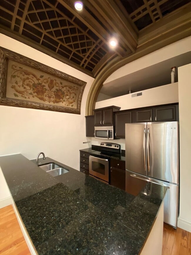 Building Photo - 10 E Main St